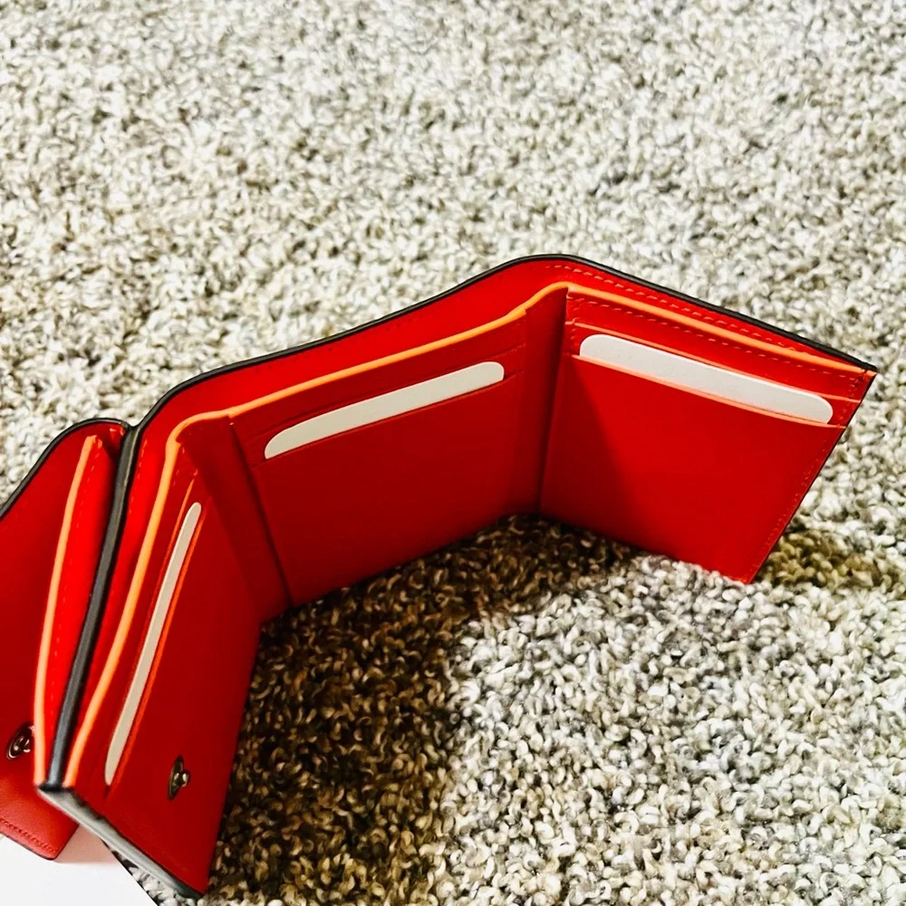 Brand New Bottega Veneta Trifold Leather Wallet. Never used. In its original box - Picture 3 of 7